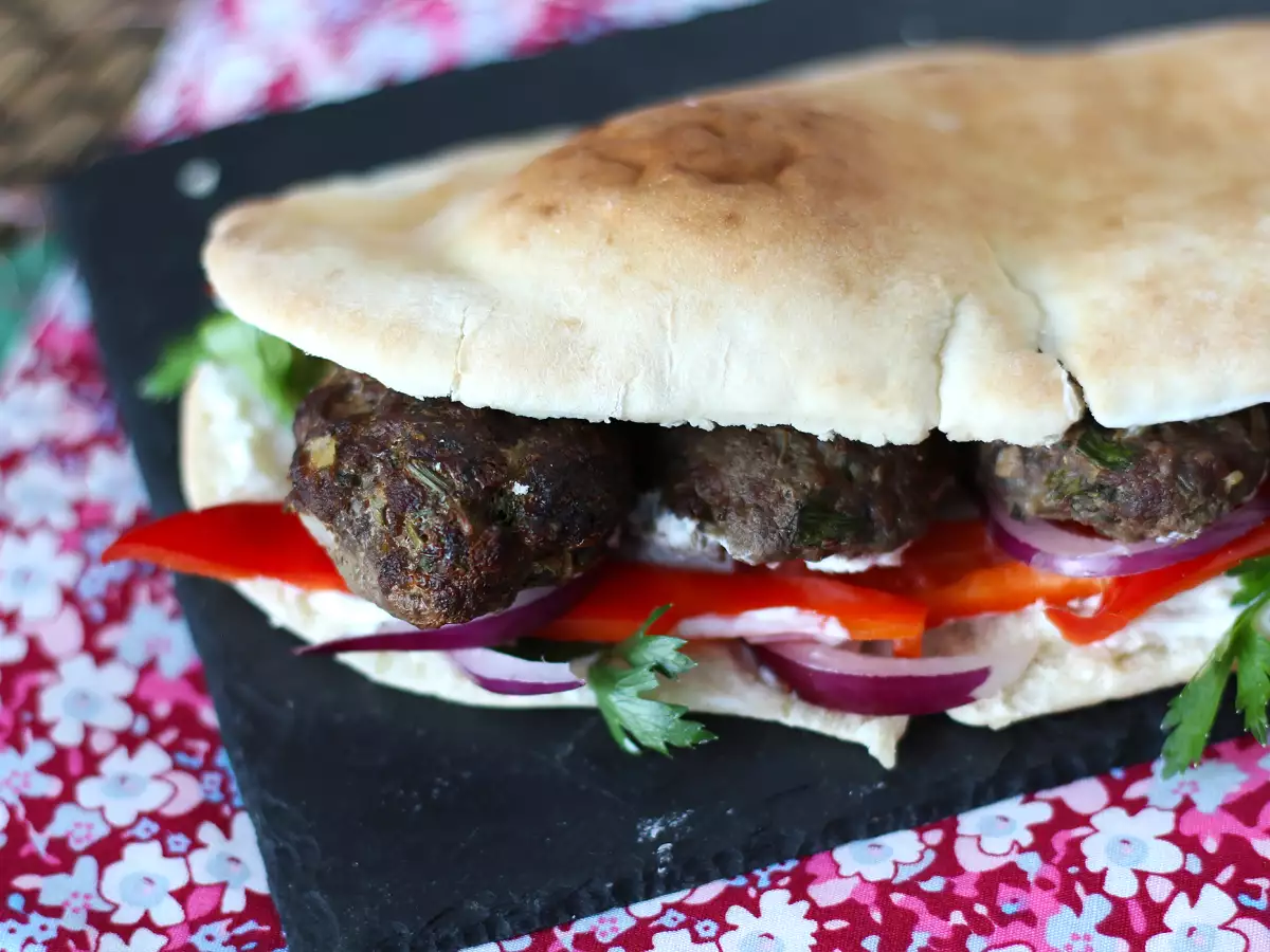 Köfte – tyrkiske frikadeller i brød - foto 5