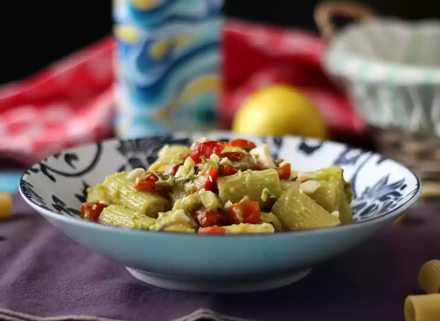 Kold pasta med avocadocreme, mandler og cherrytomater: vegetarisk og meget velsmagende!