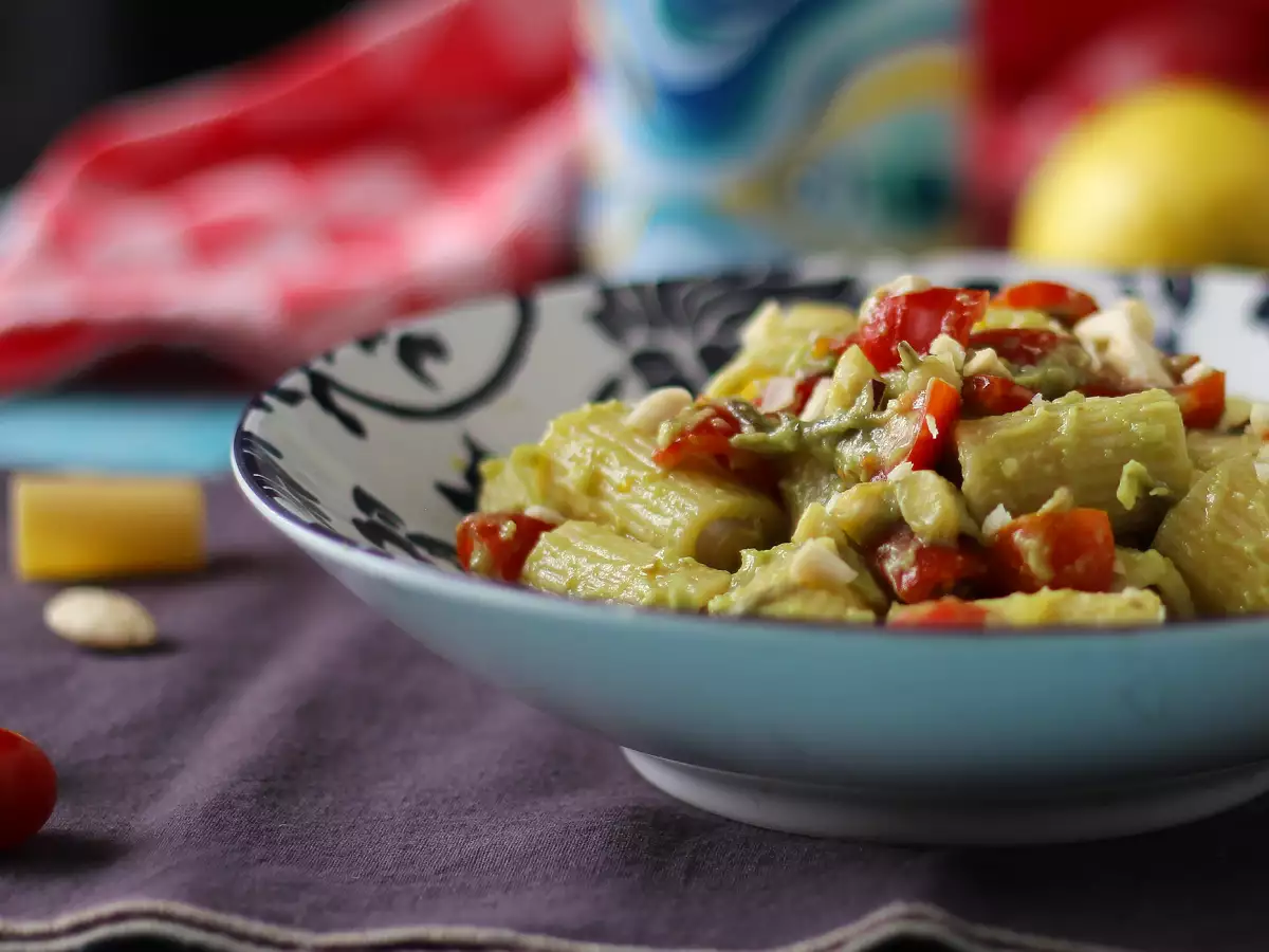 Kold pasta med avocadocreme, mandler og cherrytomater – vegetarisk og virkelig lækker! - foto 3