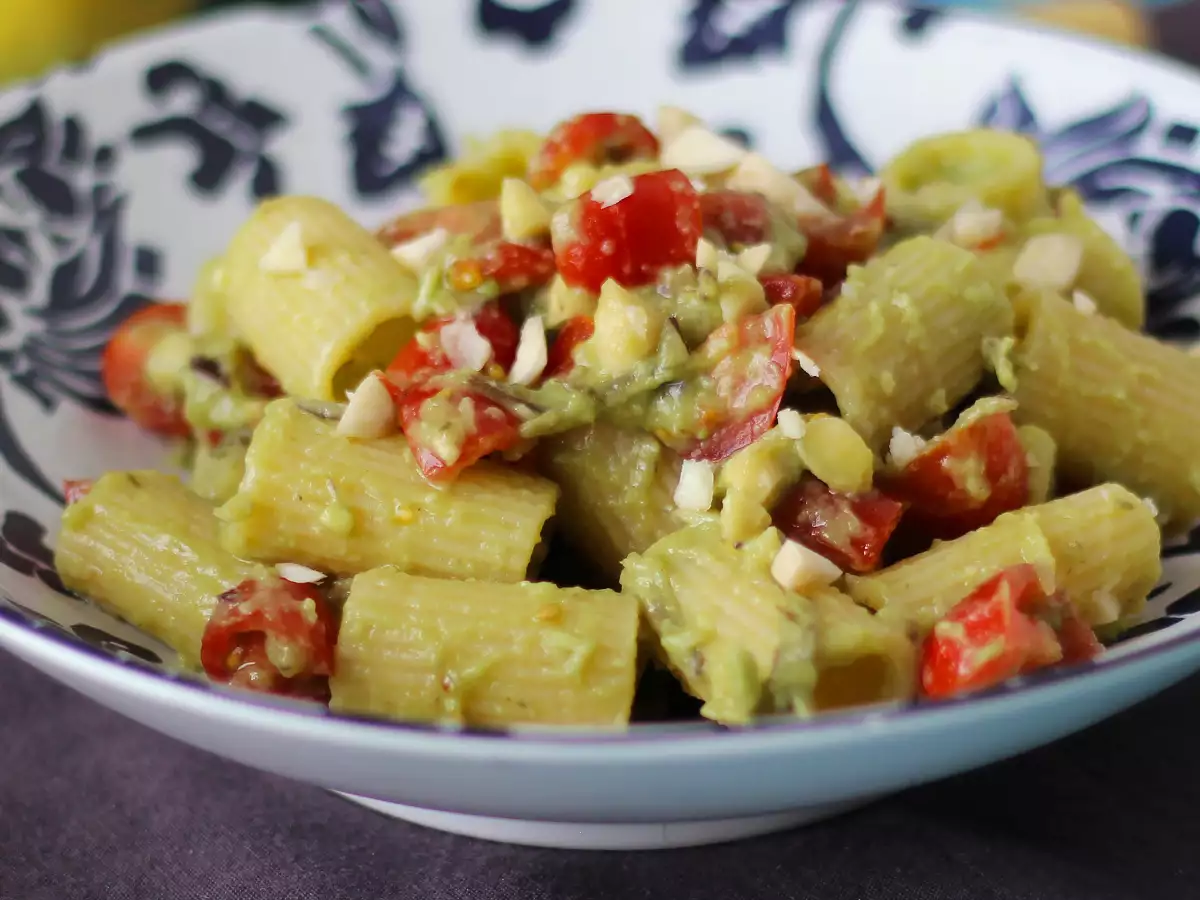 Kold pasta med avocadocreme, mandler og cherrytomater – vegetarisk og virkelig lækker! - foto 4