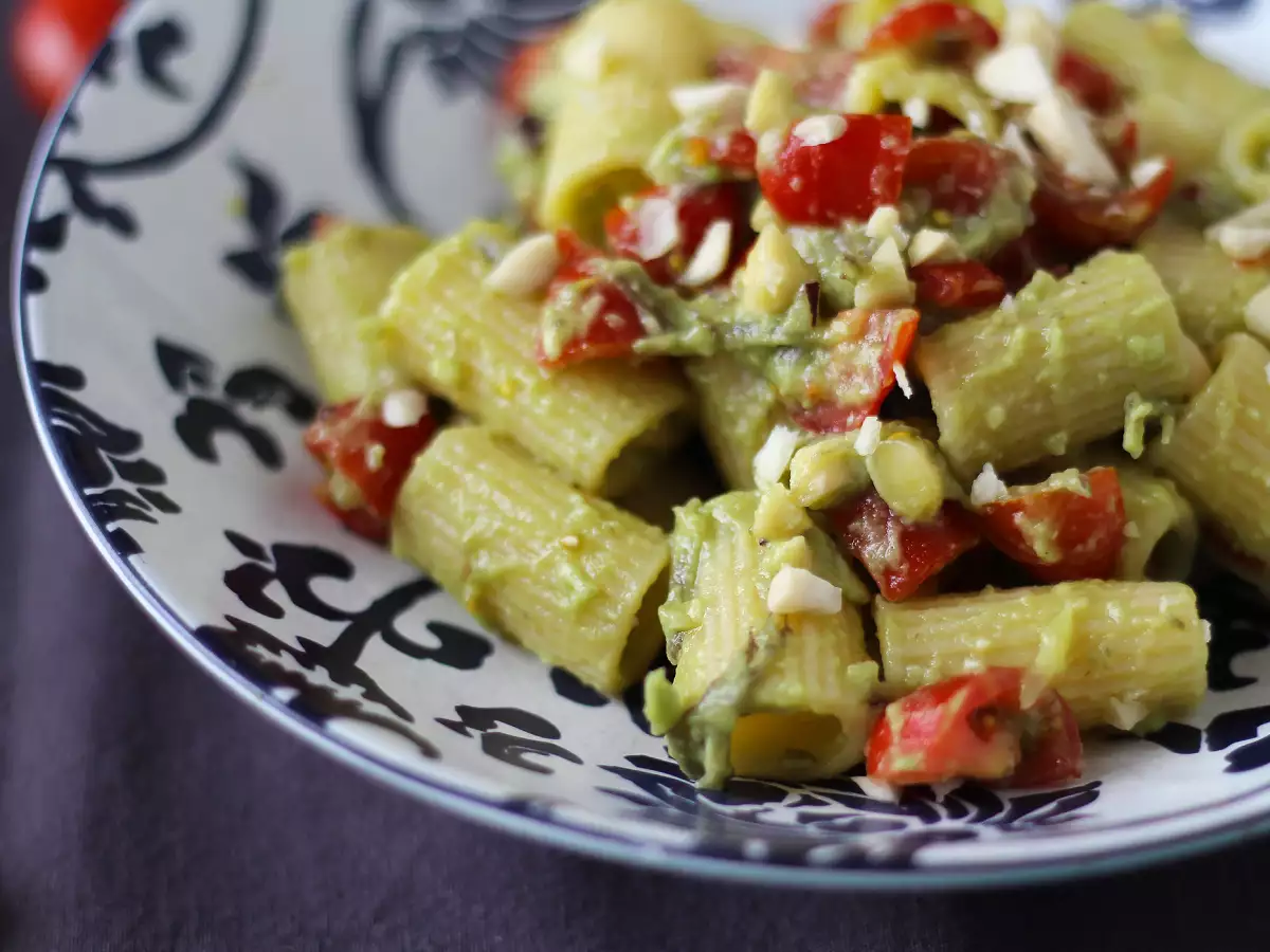 Kold pasta med avocadocreme, mandler og cherrytomater – vegetarisk og virkelig lækker! - foto 5