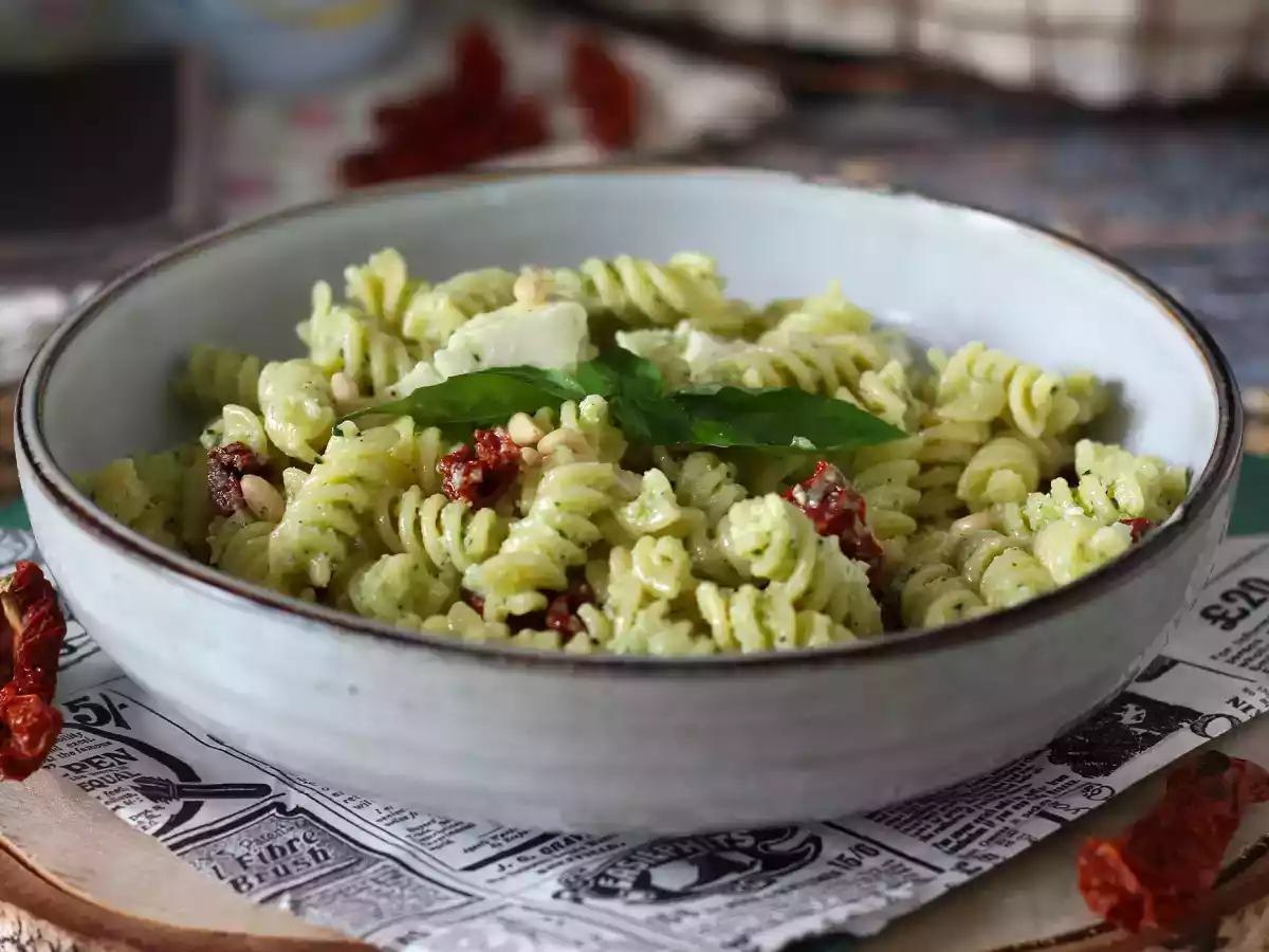 Kold pasta med courgettepesto, bøffelmozzarella og soltørrede tomater