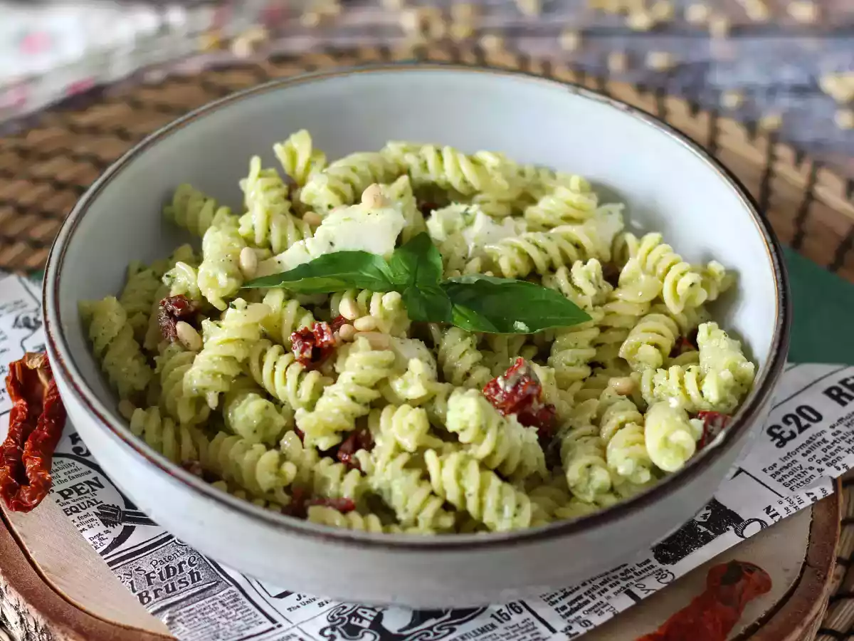 Kold pasta med courgettepesto, bøffelmozzarella og soltørrede tomater - foto 2