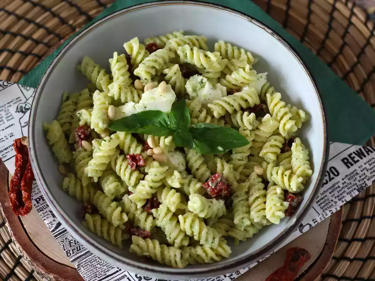 Kold pasta med courgettepesto, bøffelmozzarella og soltørrede tomater - foto 4
