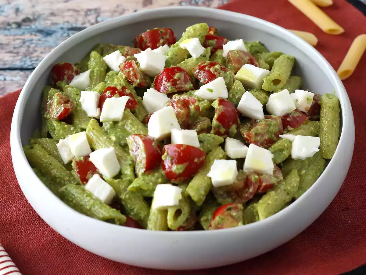 Kold pasta med rucola-pesto, cherrytomater og mozzarella: den friske og hurtige sommeropskrift - foto 2