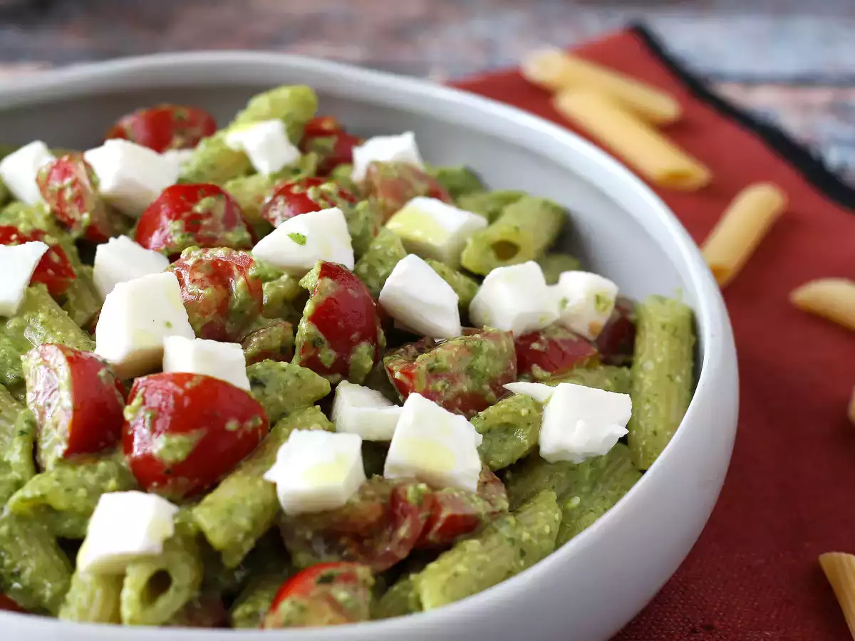 Kold pasta med rucola-pesto, cherrytomater og mozzarella: den friske og hurtige sommeropskrift - foto 4