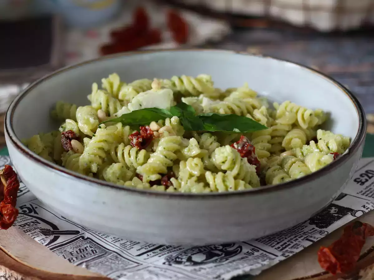 Kold pastasalat med courgettepesto, bøffelmozzarella og soltørrede tomater