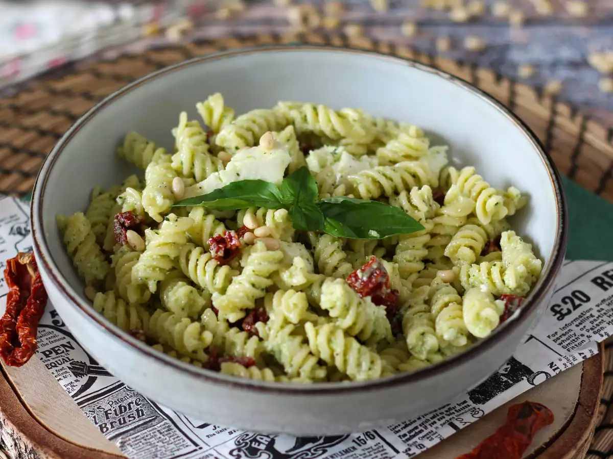 Kold pastasalat med courgettepesto, bøffelmozzarella og soltørrede tomater - foto 2