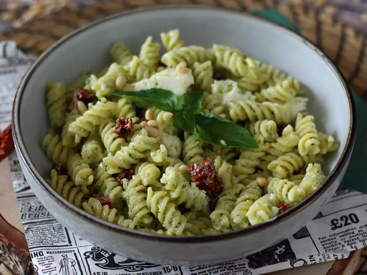 Kold pastasalat med courgettepesto, bøffelmozzarella og soltørrede tomater - foto 5