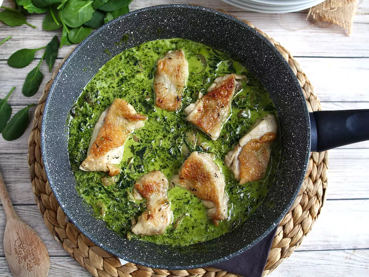 Kylling med cremet spinat- og champignonsauce