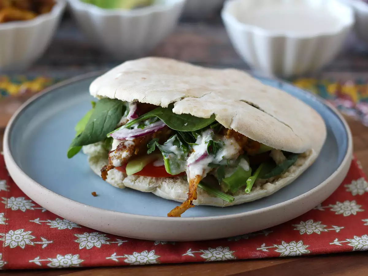 Kyllingeshawarma i luftfritøren, pitabrød og tahinisauce