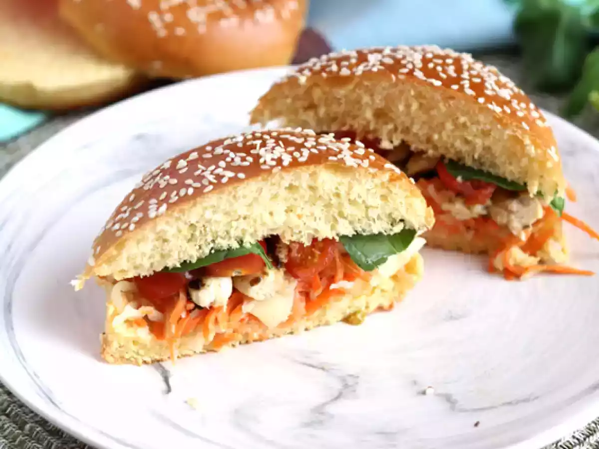 Marineret kyllingesandwich med coleslaw, tomater og basilikum
