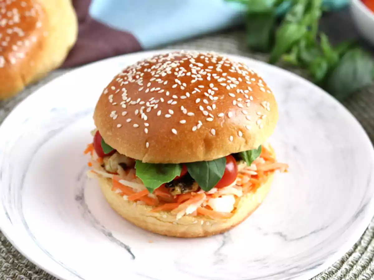 Marineret kyllingesandwich med coleslaw, tomater og basilikum - foto 2