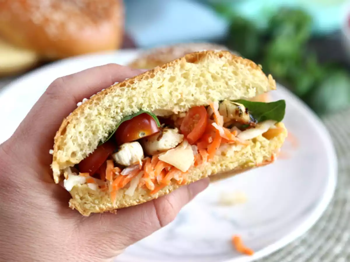 Marineret kyllingesandwich med coleslaw, tomater og basilikum - foto 3