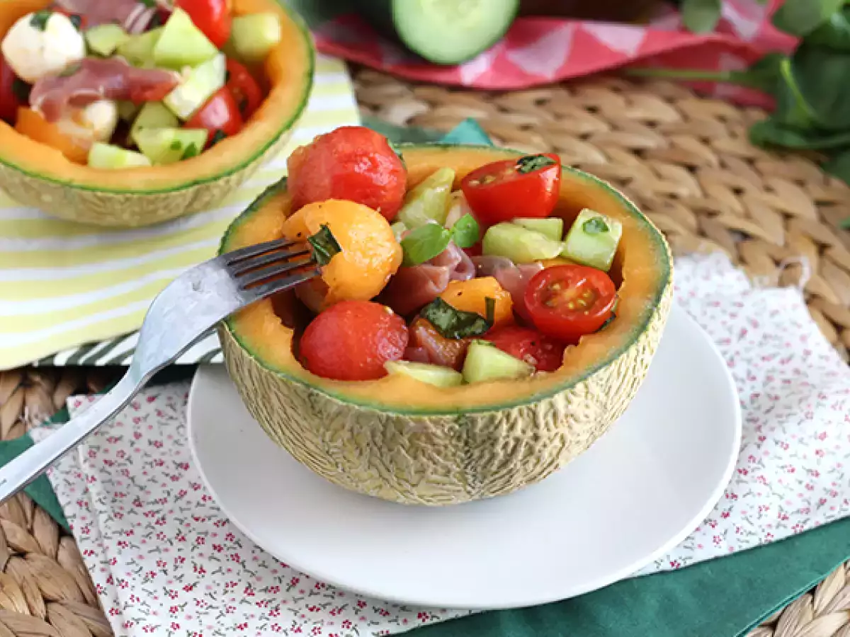 Melonsalat serveret i en melon - foto 3
