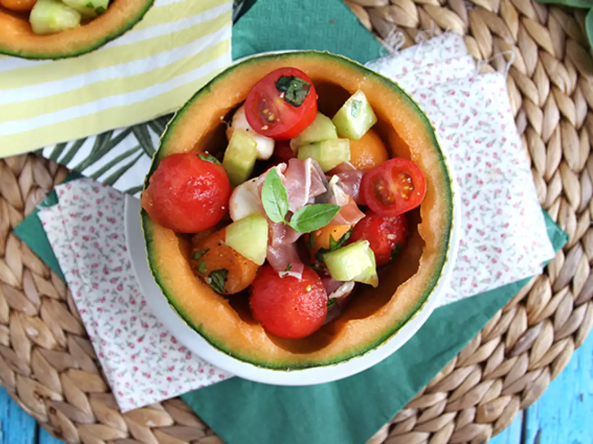 Melonsalat serveret i en melon - foto 4