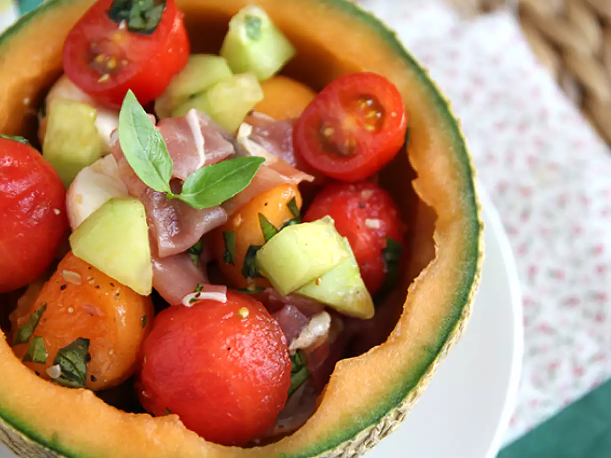 Melonsalat serveret i en melon - foto 5