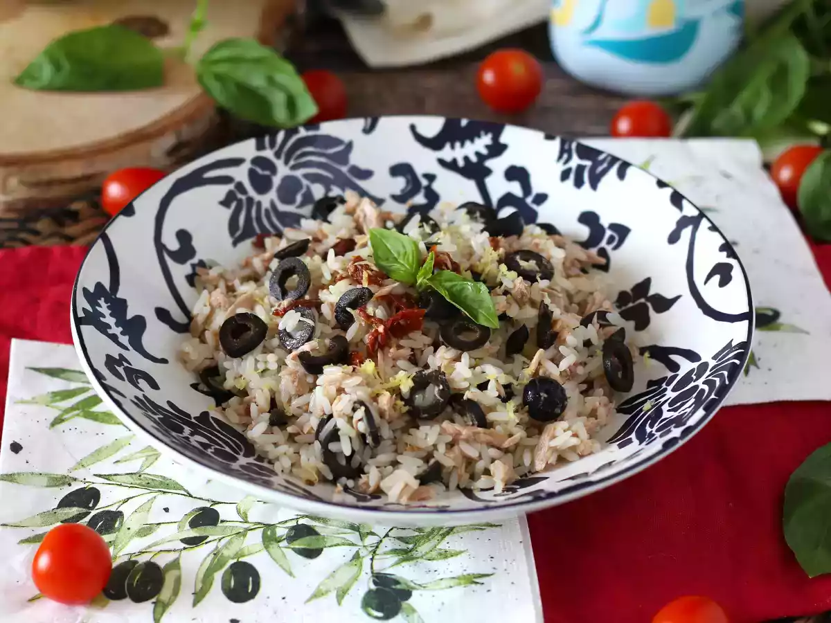 Middelhavsris-salat: tun, oliven, soltørrede tomater og citron