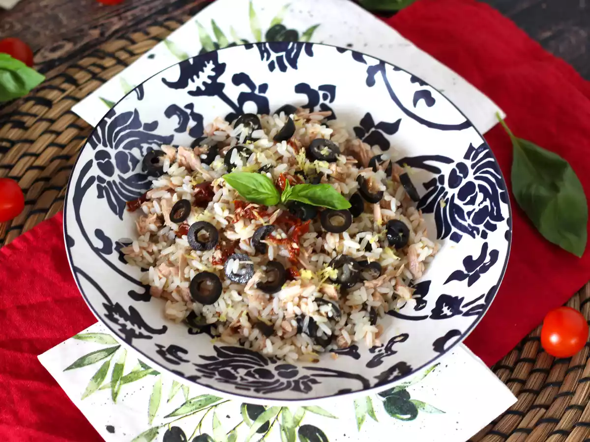 Middelhavsris-salat: tun, oliven, soltørrede tomater og citron - foto 2