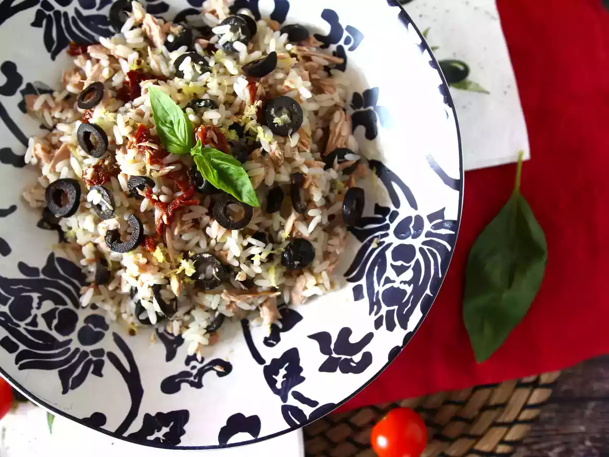 Middelhavsris-salat: tun, oliven, soltørrede tomater og citron - foto 3