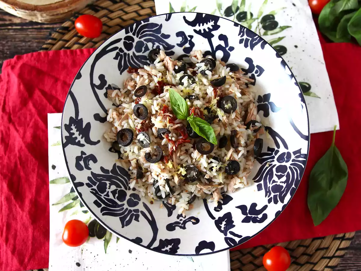 Middelhavsris-salat: tun, oliven, soltørrede tomater og citron - foto 4