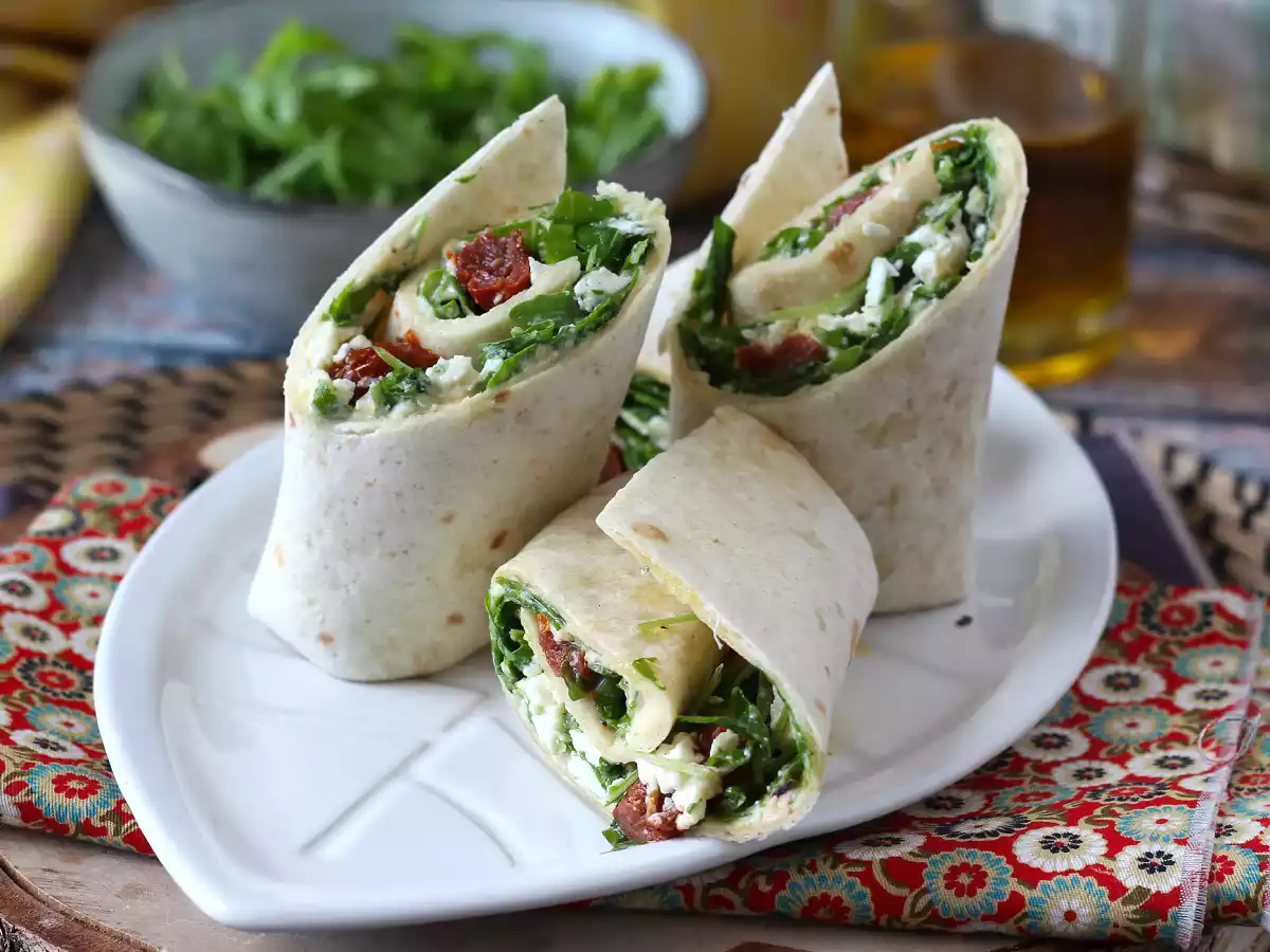 Middelhavswrap fyldt med hummus, rucola, peberfrugt og feta