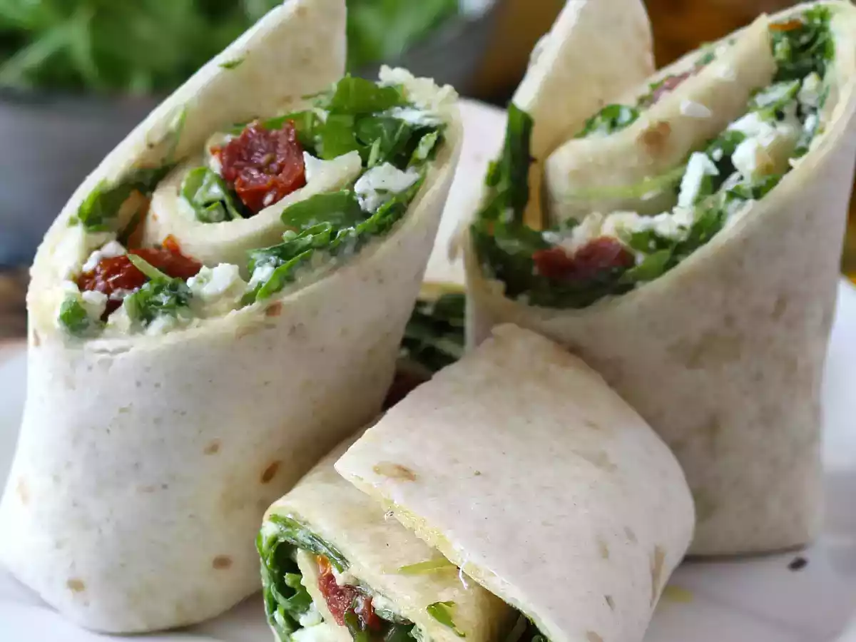 Middelhavswrap fyldt med hummus, rucola, peberfrugt og feta - foto 2