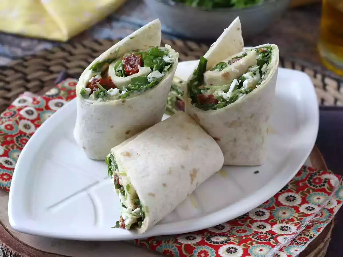 Middelhavswrap fyldt med hummus, rucola, peberfrugt og feta - foto 3