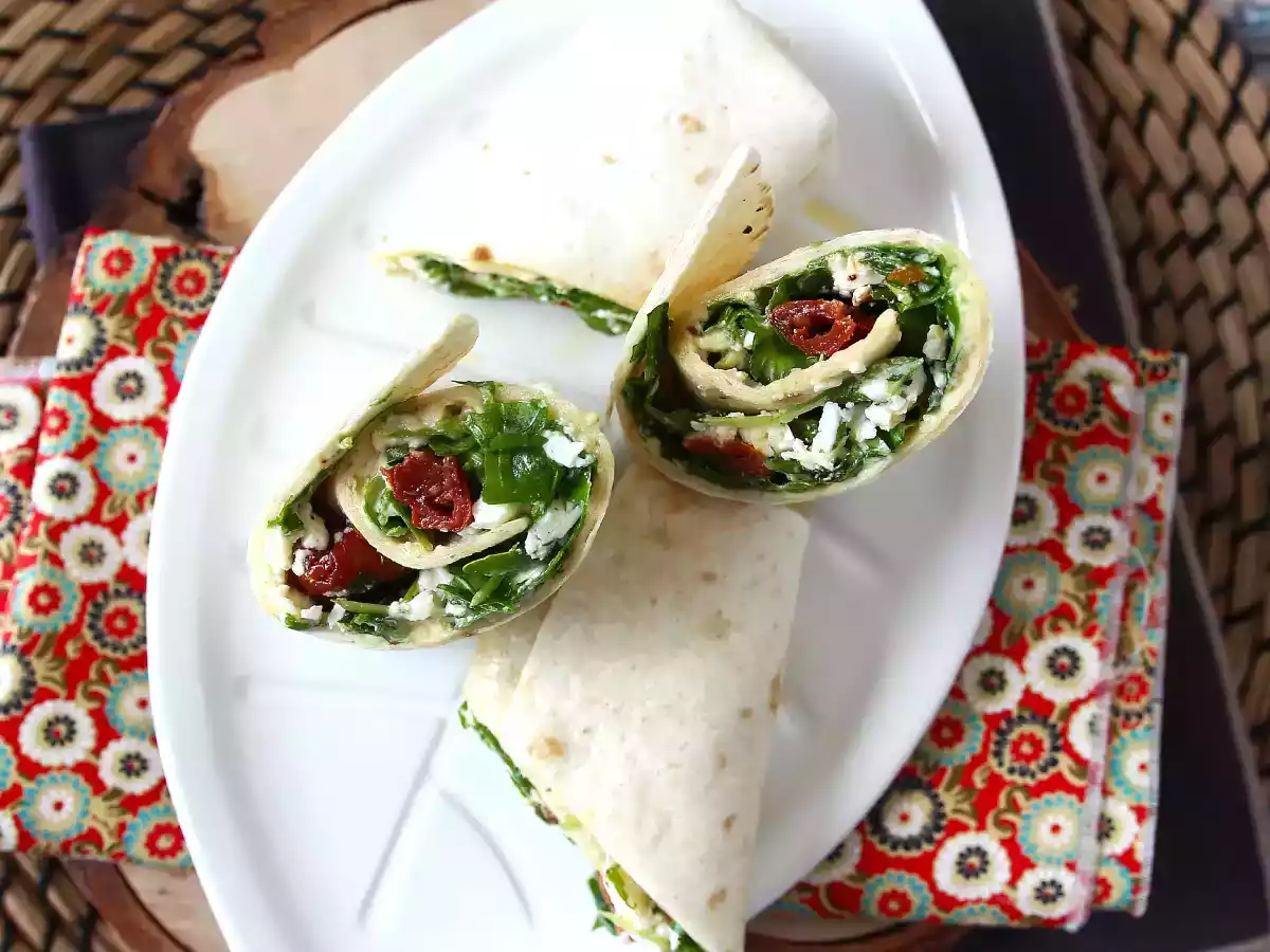 Middelhavswrap fyldt med hummus, rucola, peberfrugt og feta - foto 4