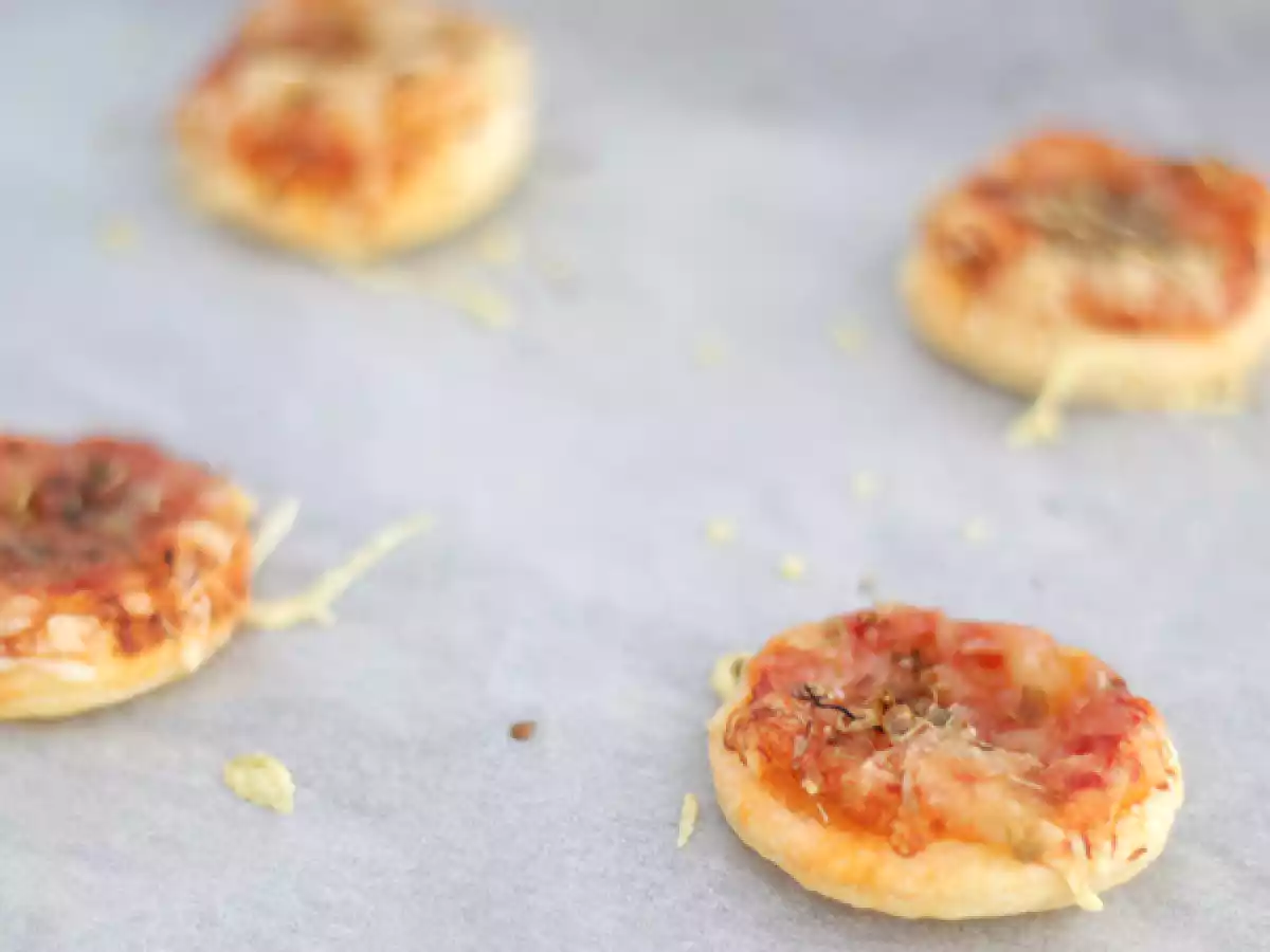 Minipizzaer med butterdej