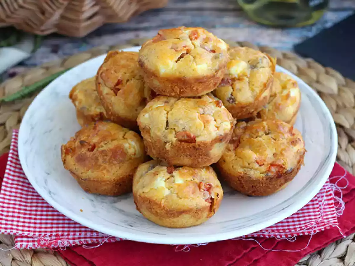 Muffins med tun, tomat og feta