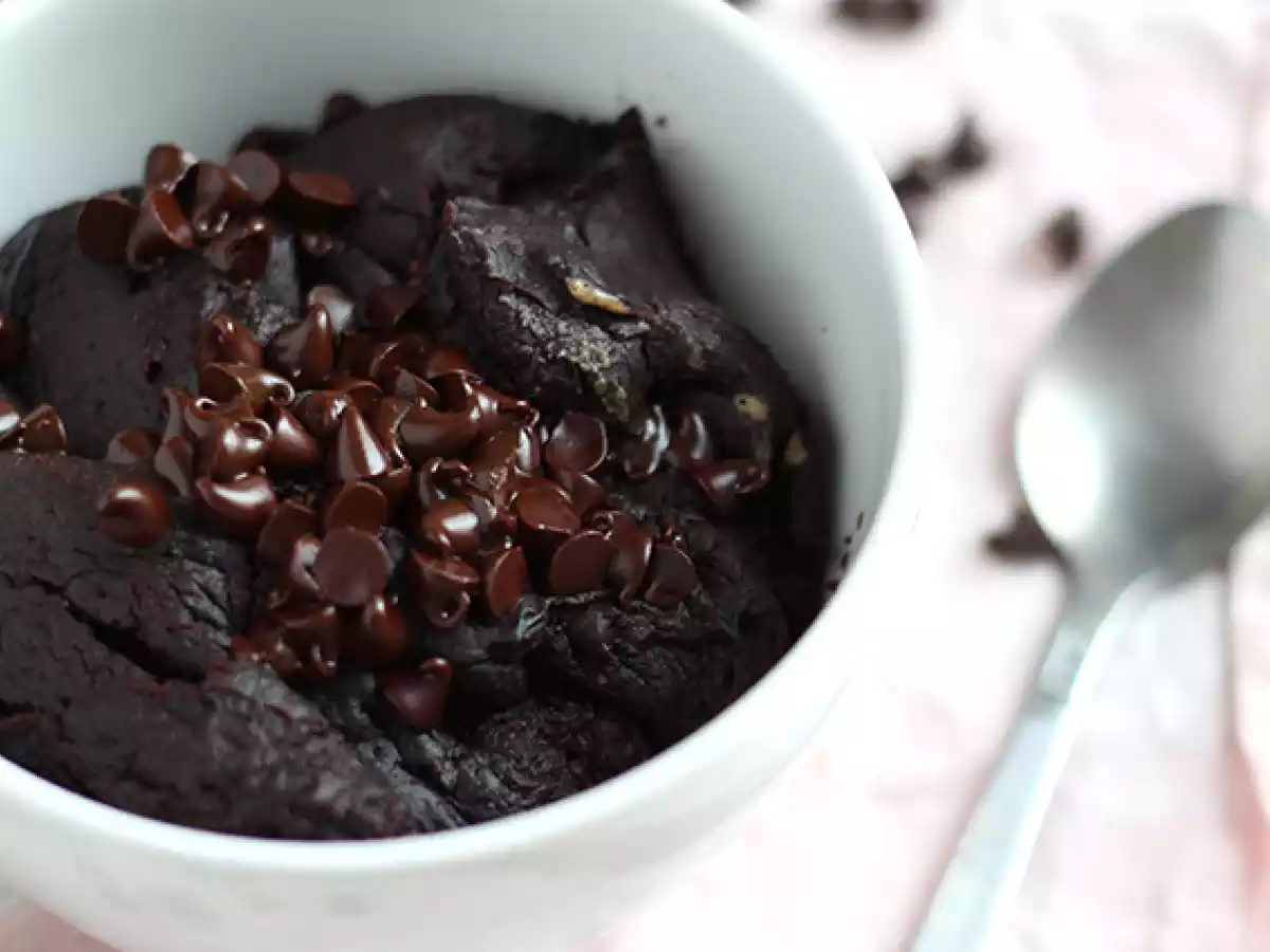 Mug cake med chokolade og peanutbutter i mikroovnen på 1 minut.