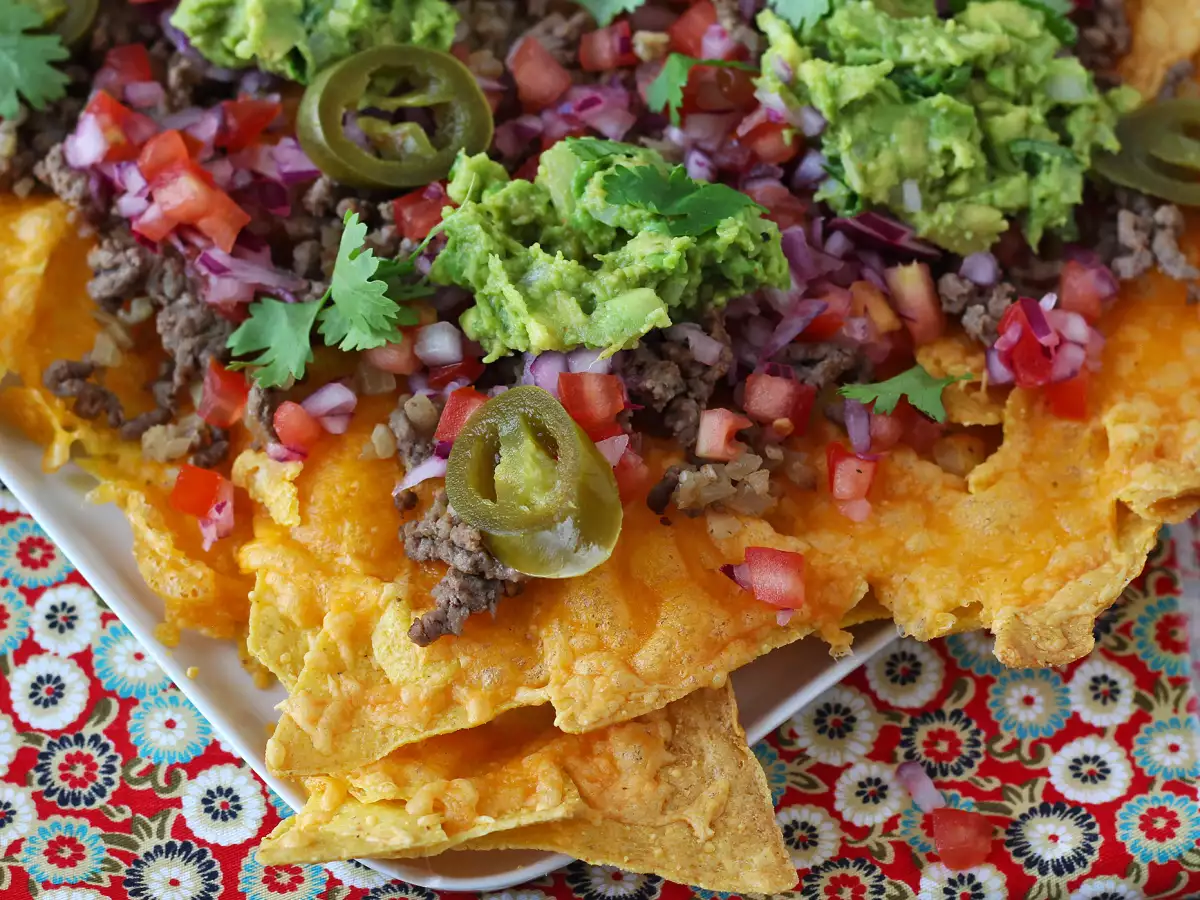 Nachos med cheddar, avocado og hakket oksekød – perfekte til en hyggelig middagssnack!