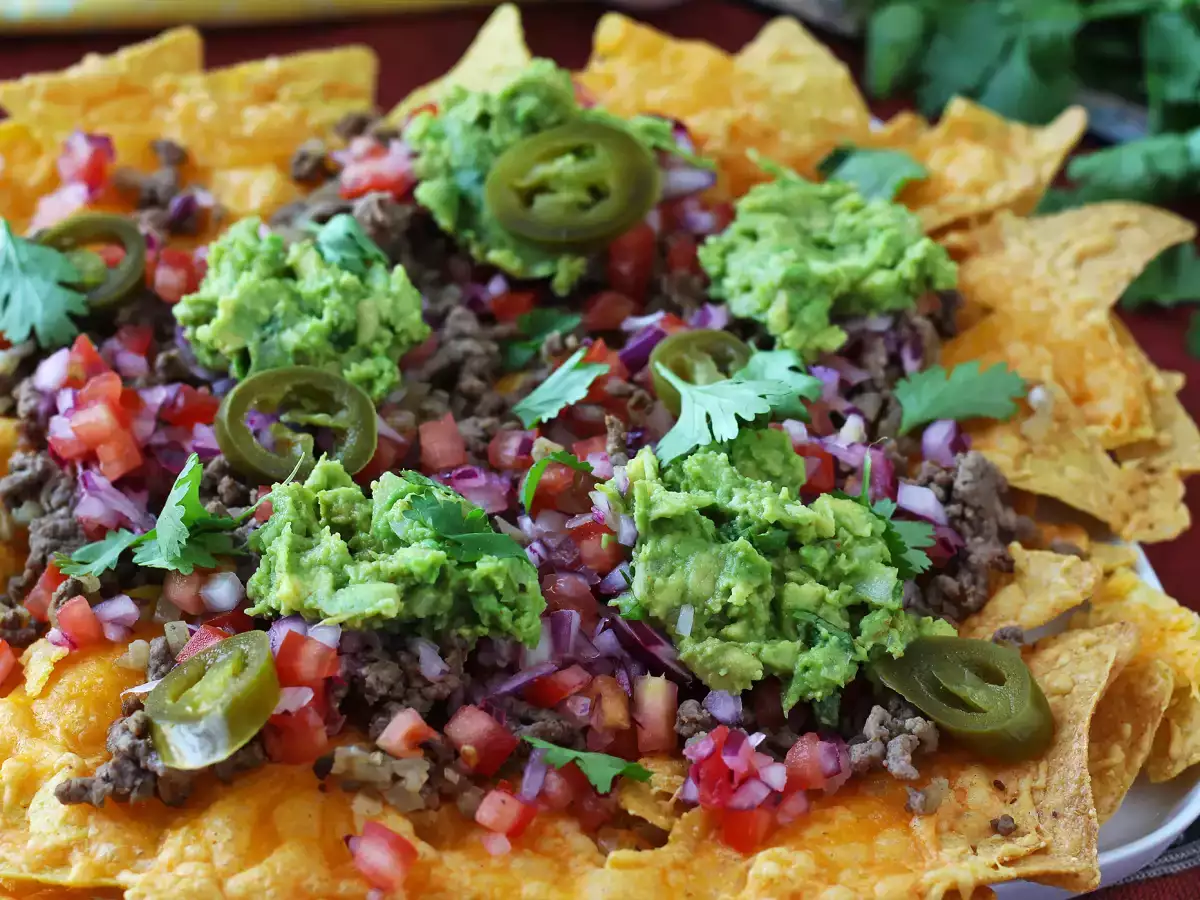 Nachos med cheddar, avocado og hakket oksekød – perfekte til en hyggelig middagssnack! - foto 2