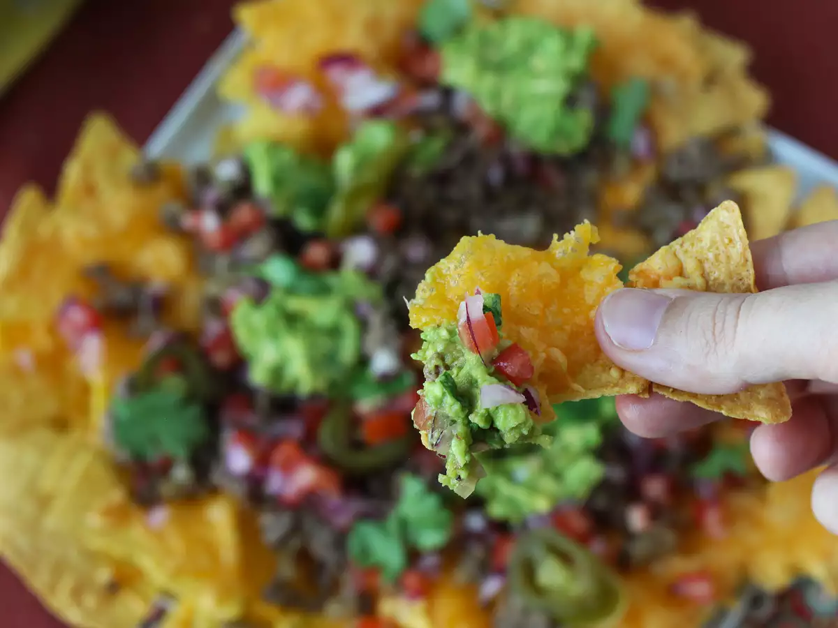 Nachos med cheddar, avocado og hakket oksekød – perfekte til en hyggelig middagssnack! - foto 4