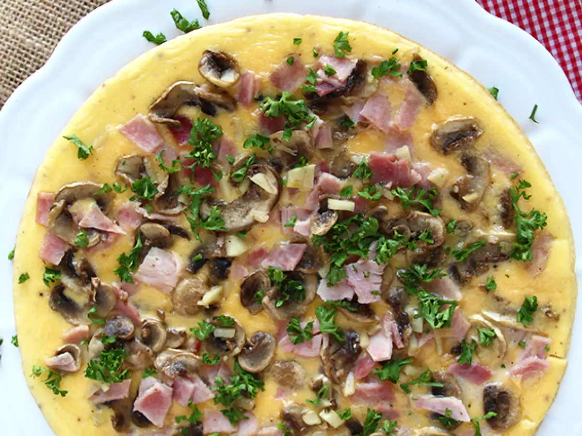 Nem omelet med champignoner, skinke og persille - foto 2