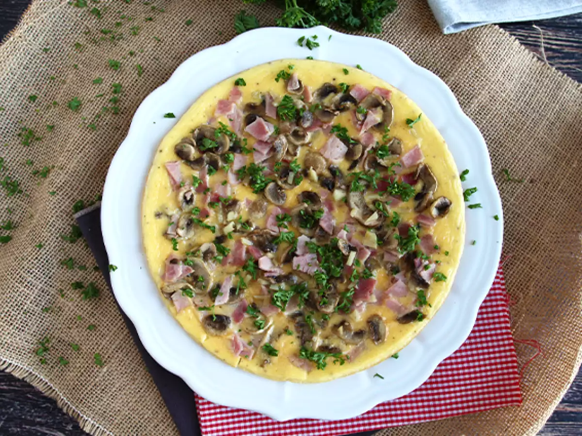 Nem omelet med champignoner, skinke og persille - foto 3