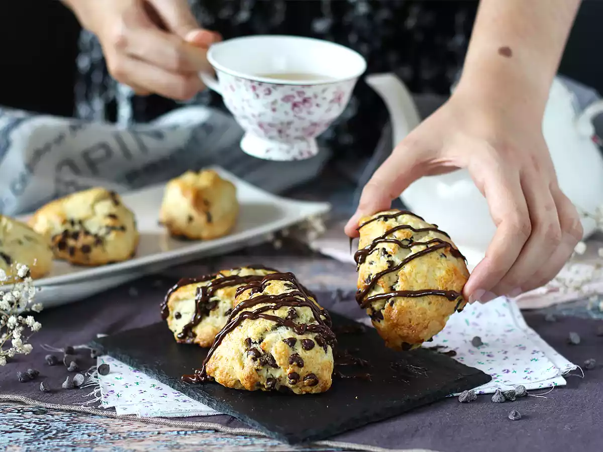 Nemme, luftige chokoladescones