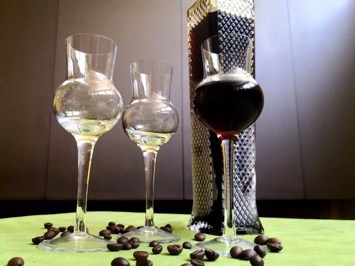 Nocino – opskrift og ingredienser til hjemmelavet valnøddelikør - foto 2