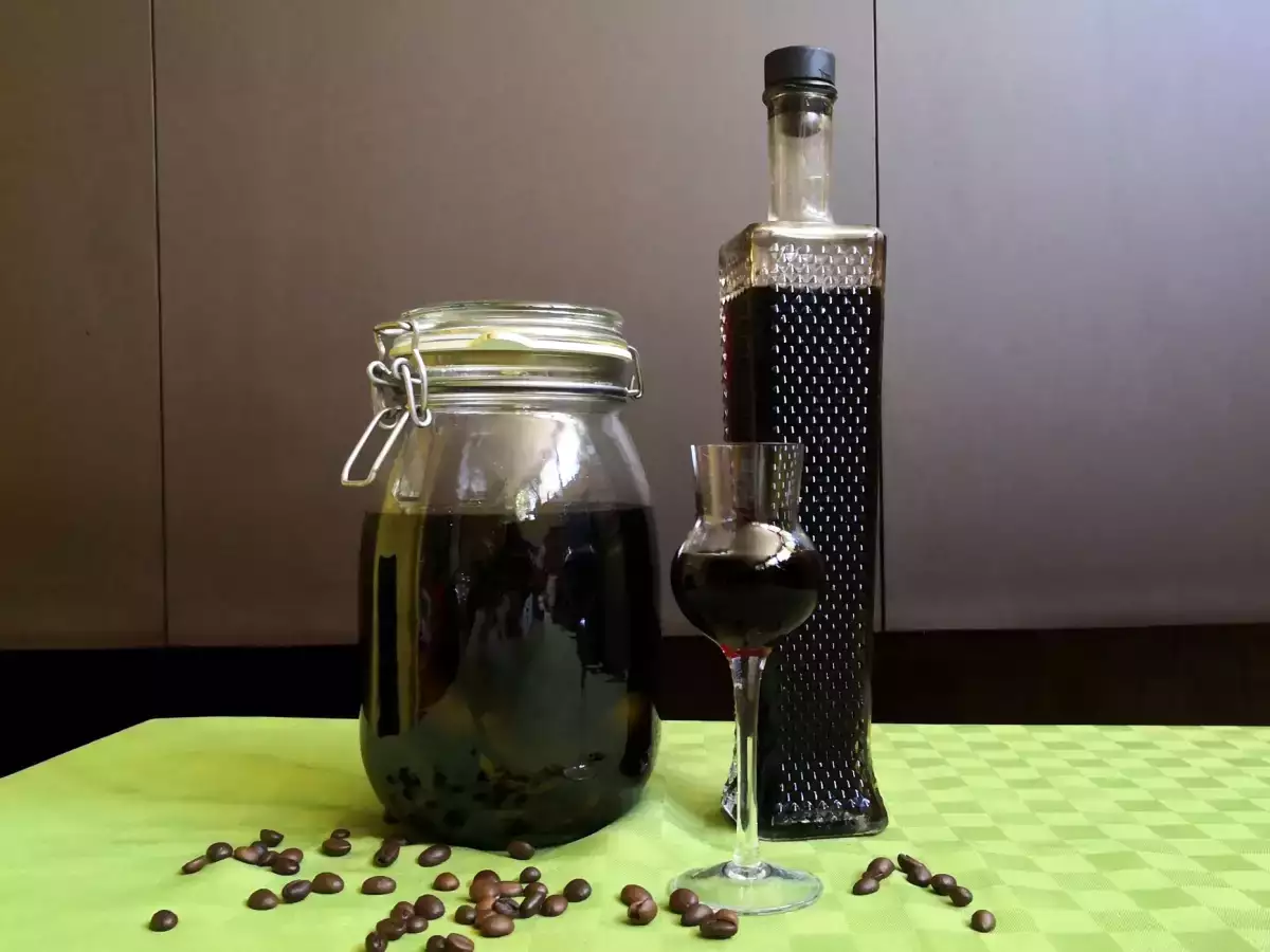 Nocino – opskrift og ingredienser til hjemmelavet valnøddelikør - foto 3