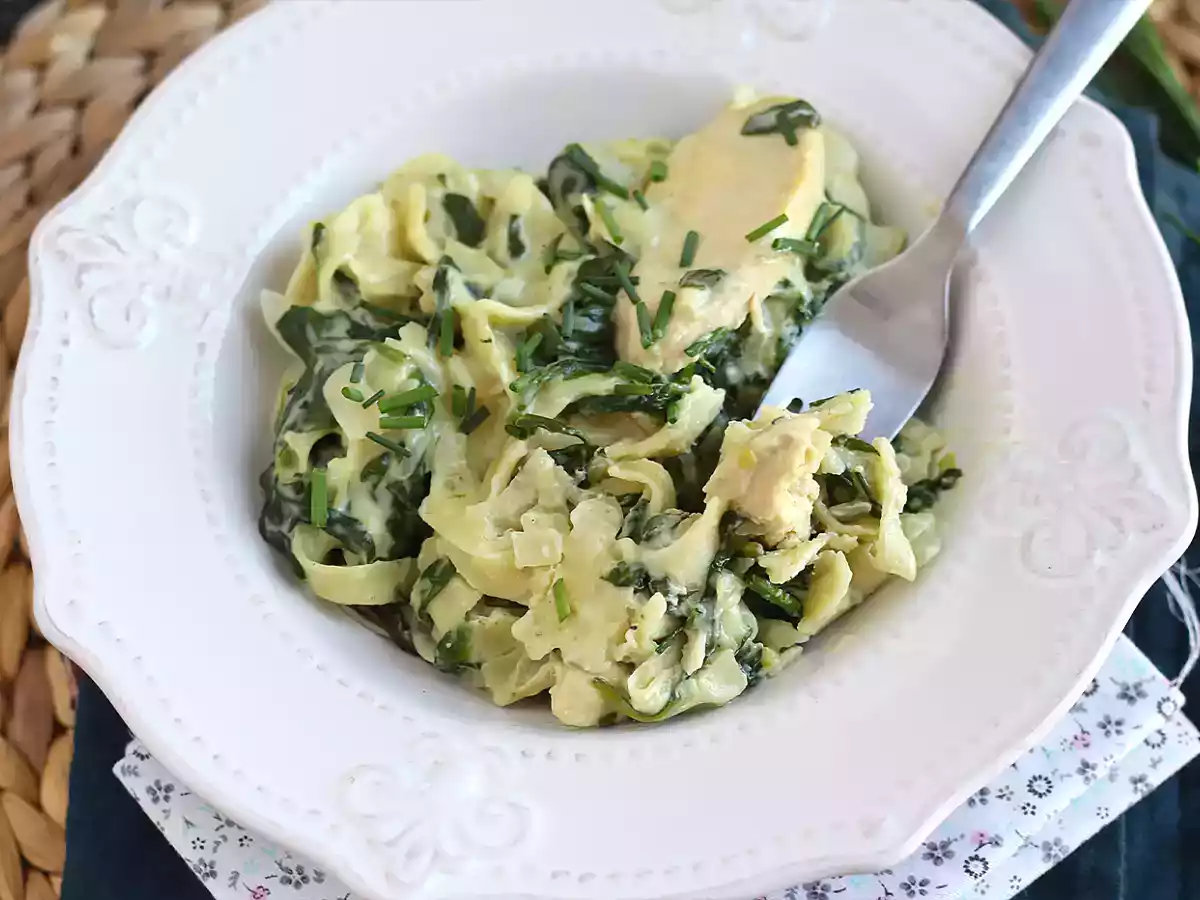 One pot-pasta med spinat, gedeost og kylling