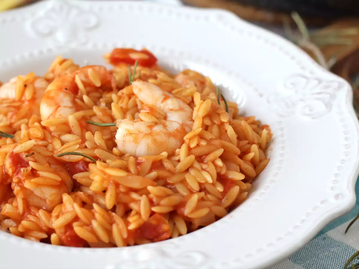 Orzo-pasta med tomater og rejer tilberedt som en risotto