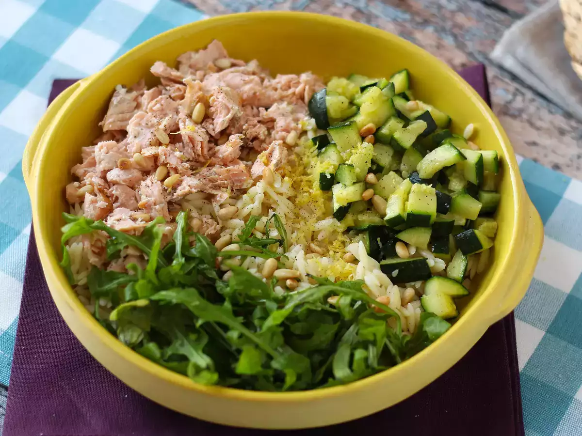 Orzo-pastasalat med laks og courgette