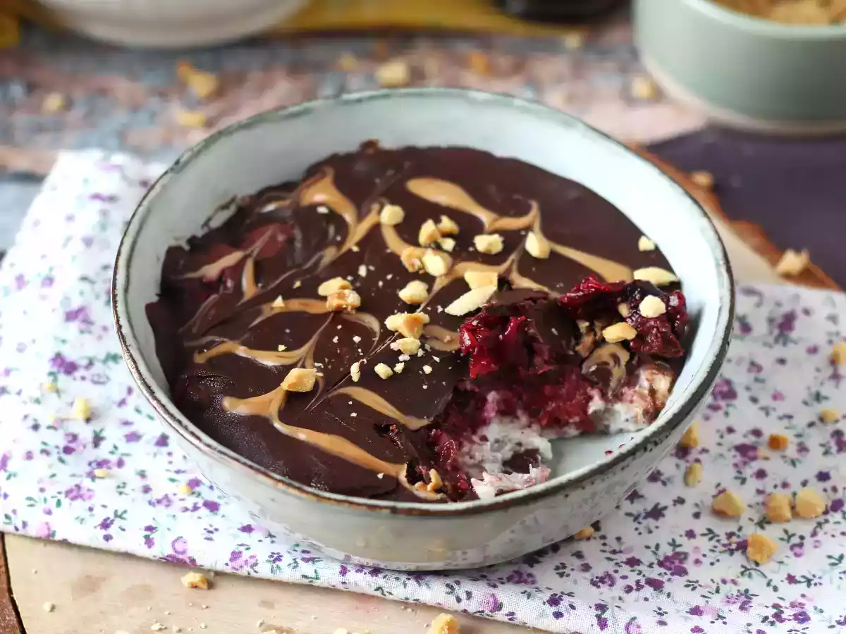 Overnight oats med rød frugt og chokolade, en sund og mættende morgenmad!