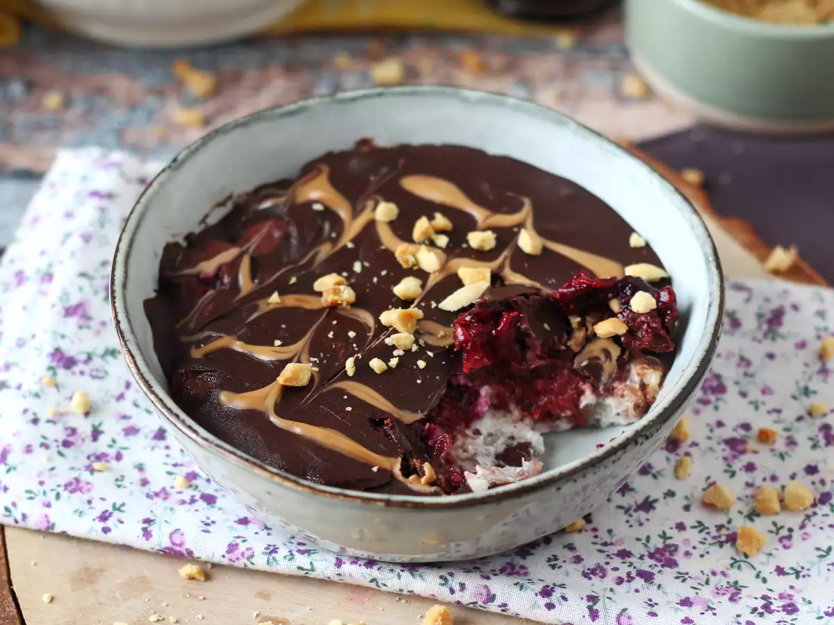 Overnight oats med røde bær og chokolade – en sund og mættende morgenmad!