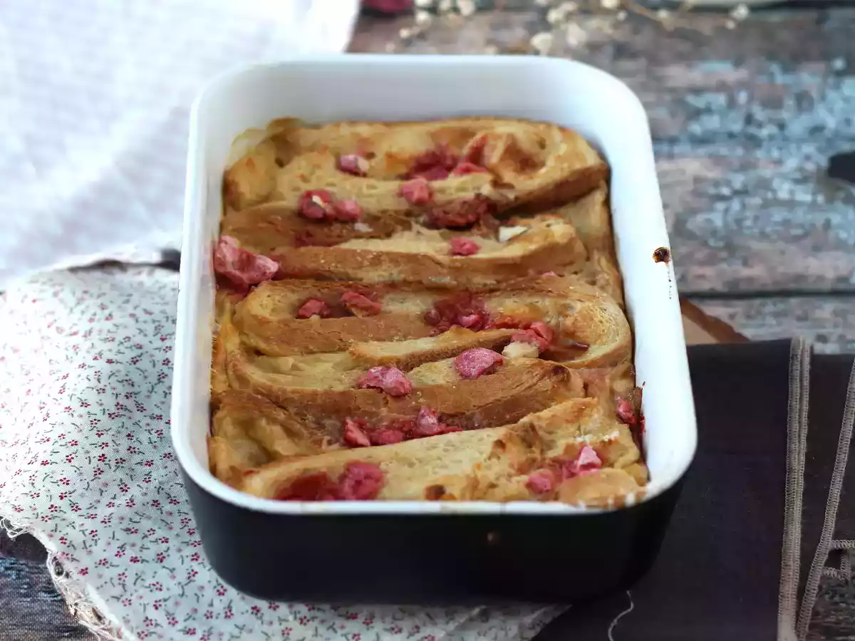 Ovnbagt fransk toast med pink praline-topping, en ultra-gourmet-opskrift