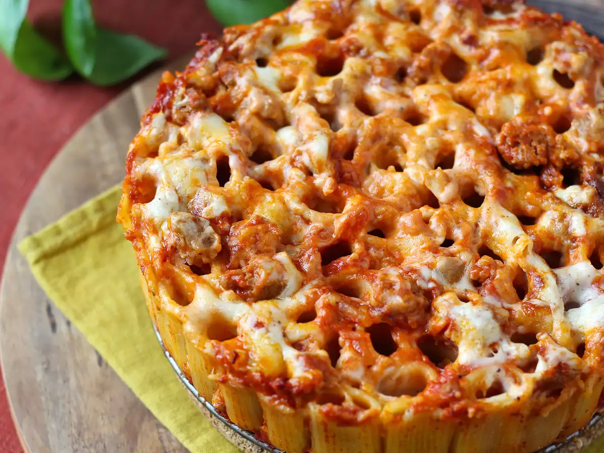 Ovnbagt rigatoni-timballo med pølse, bechamelsauce og mozzarella - foto 2