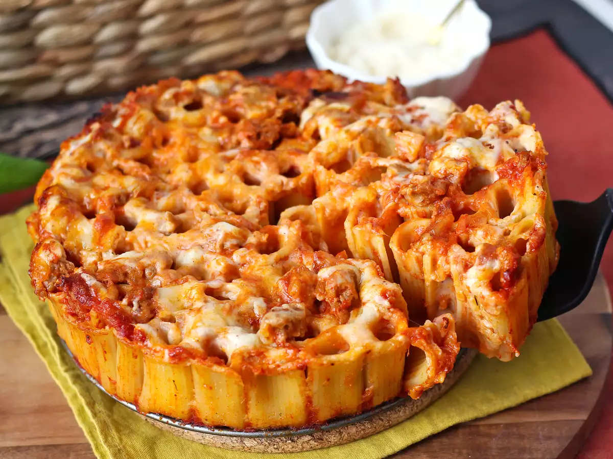 Ovnbagt rigatoni-timballo med pølse, bechamelsauce og mozzarella - foto 8