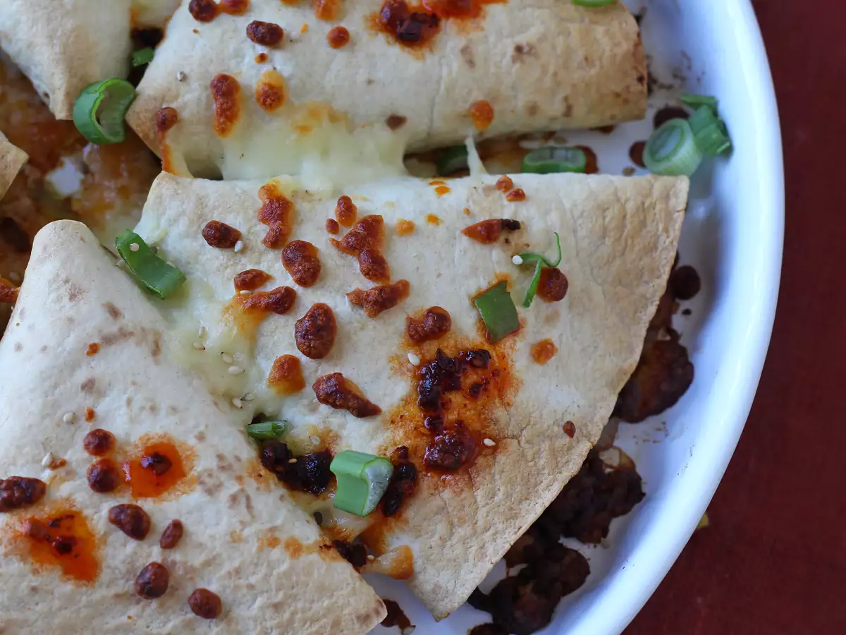 Ovnbagte tortillas med krydret oksekødsfyld – quesadilla-style