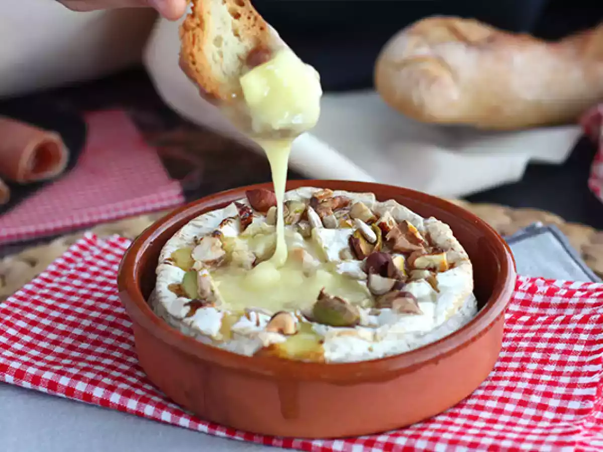 Ovnristet camembert med honning og valnødder